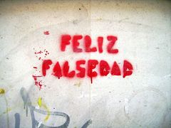 Feliz falsedad.