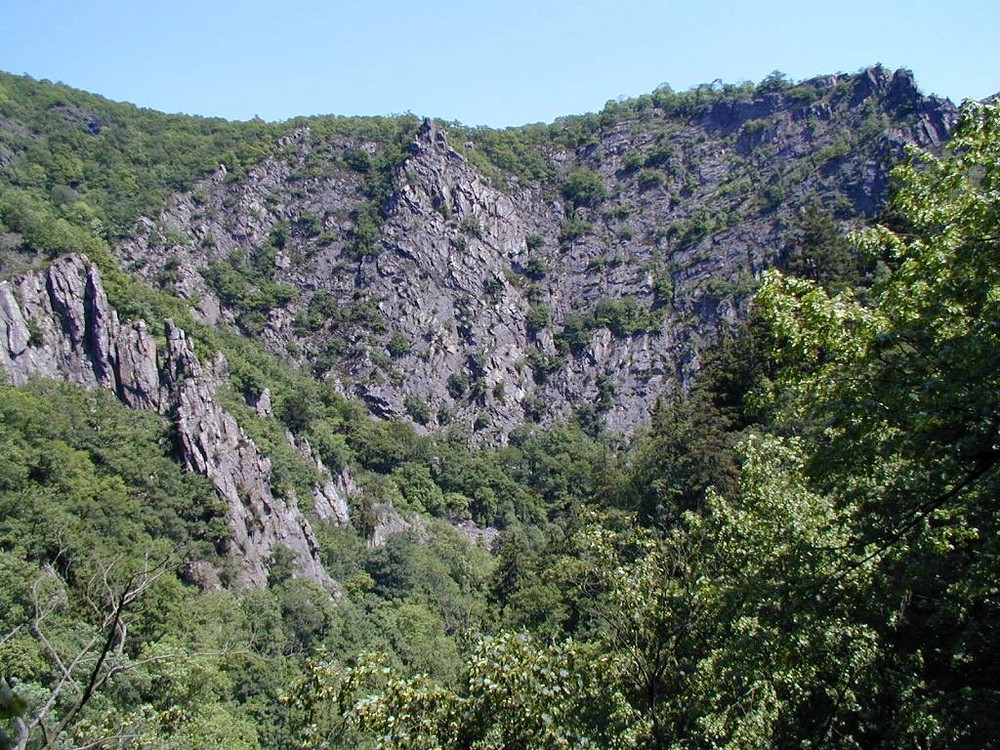 Fels, Berg mit wenig Bewuchs