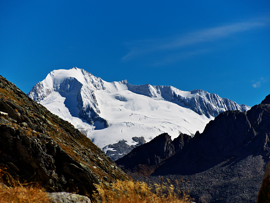 Fels, Eis, blauer Himmel