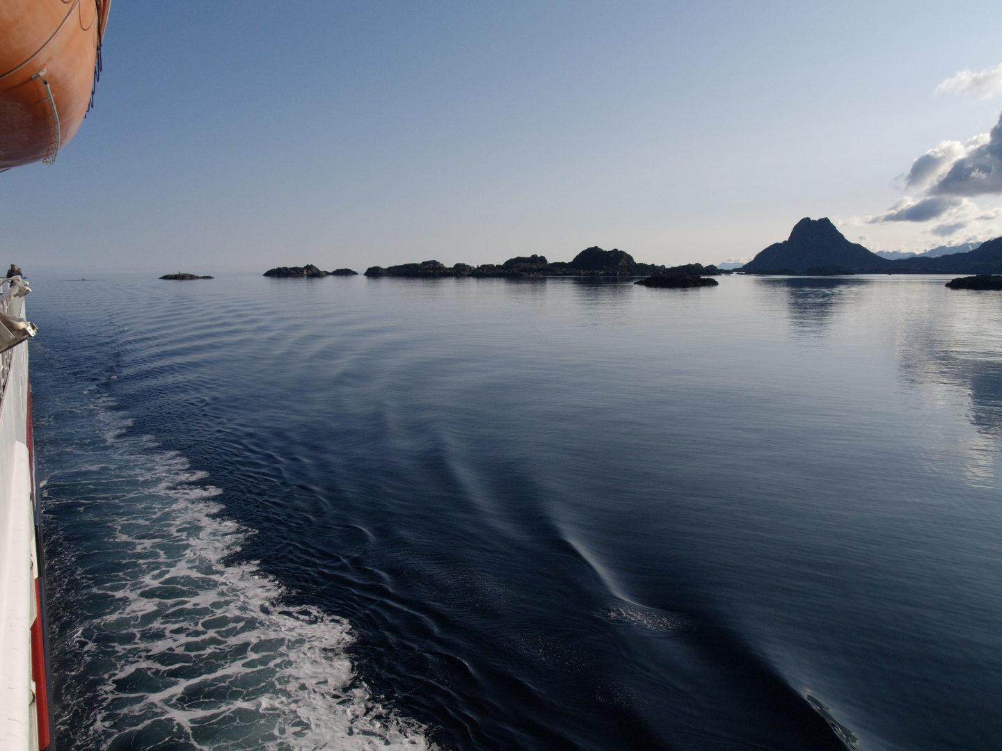 Fels für Fels wachsen sie aus dem Meer, die Lofoten