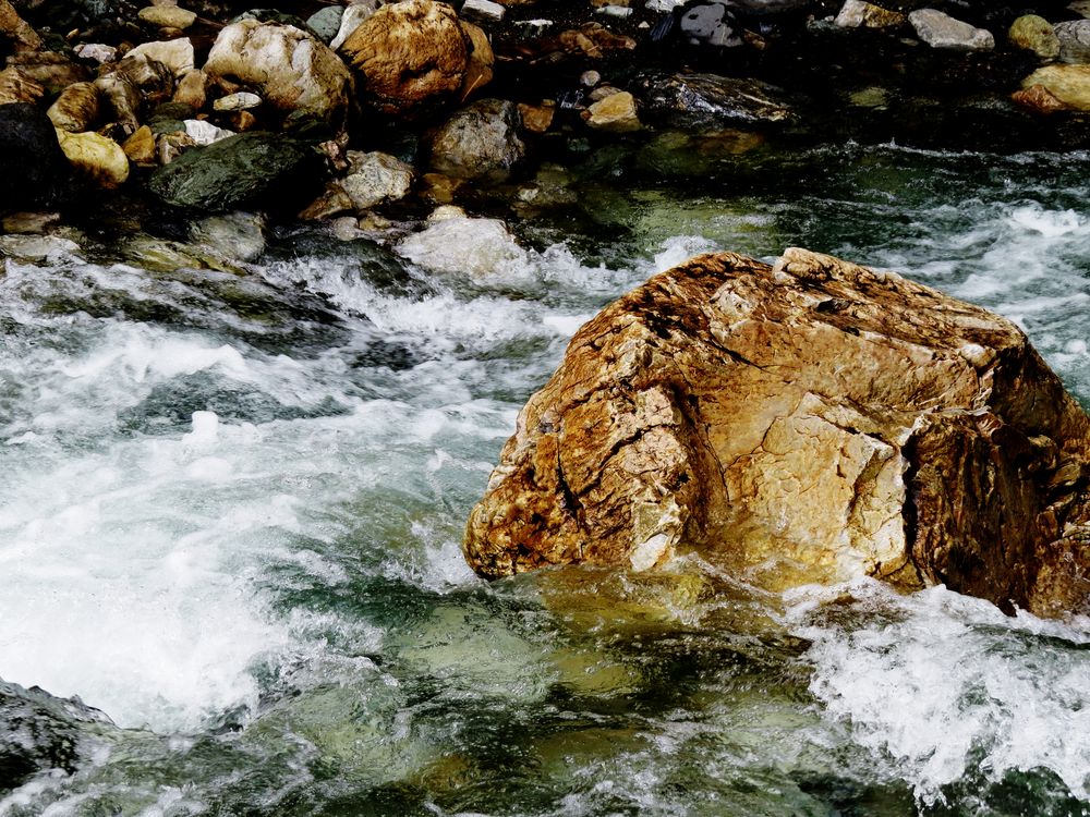 Fels im reißenden Fluss