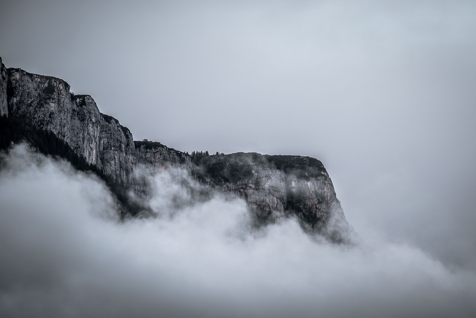 Fels in der Wolkenbrandung 1