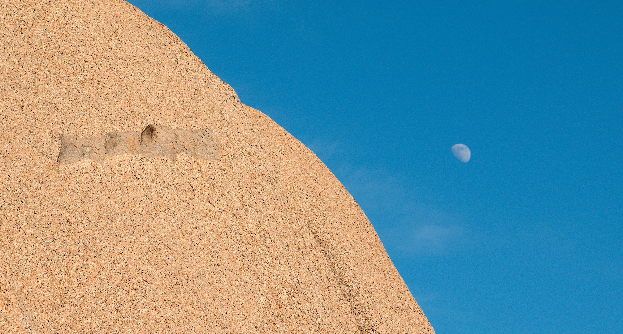 Fels und Mond