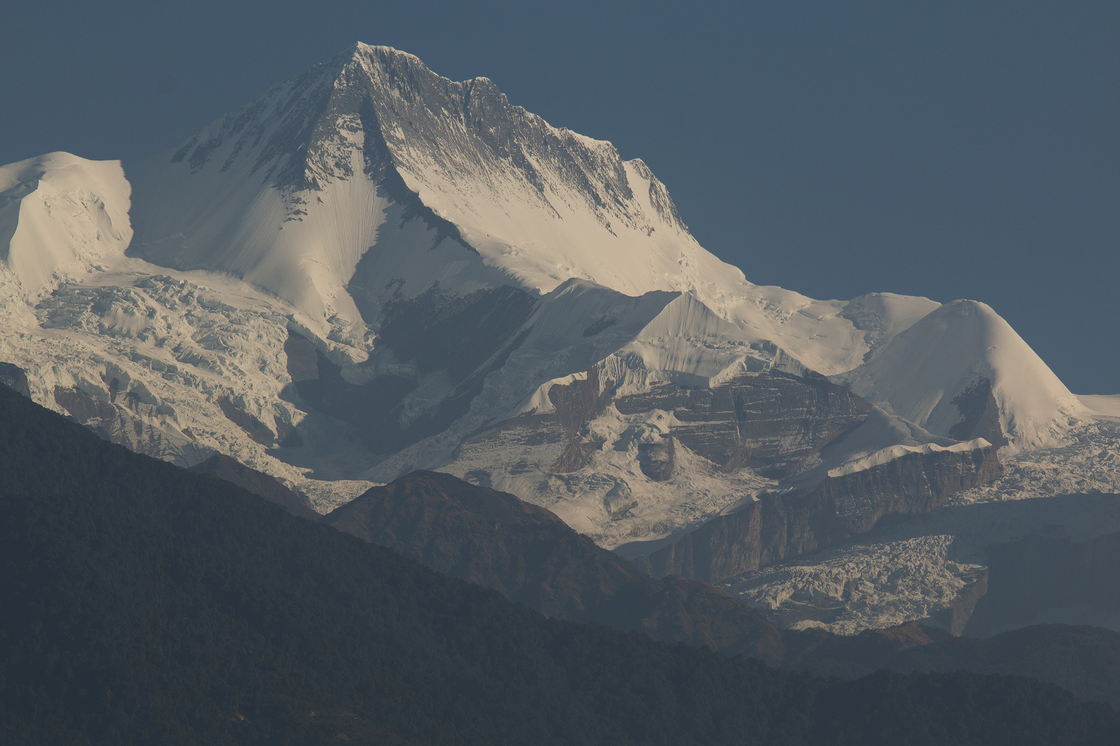 Fels und Schneelandschaft im Himalaya