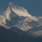 Fels und Schneelandschaft im Himalaya