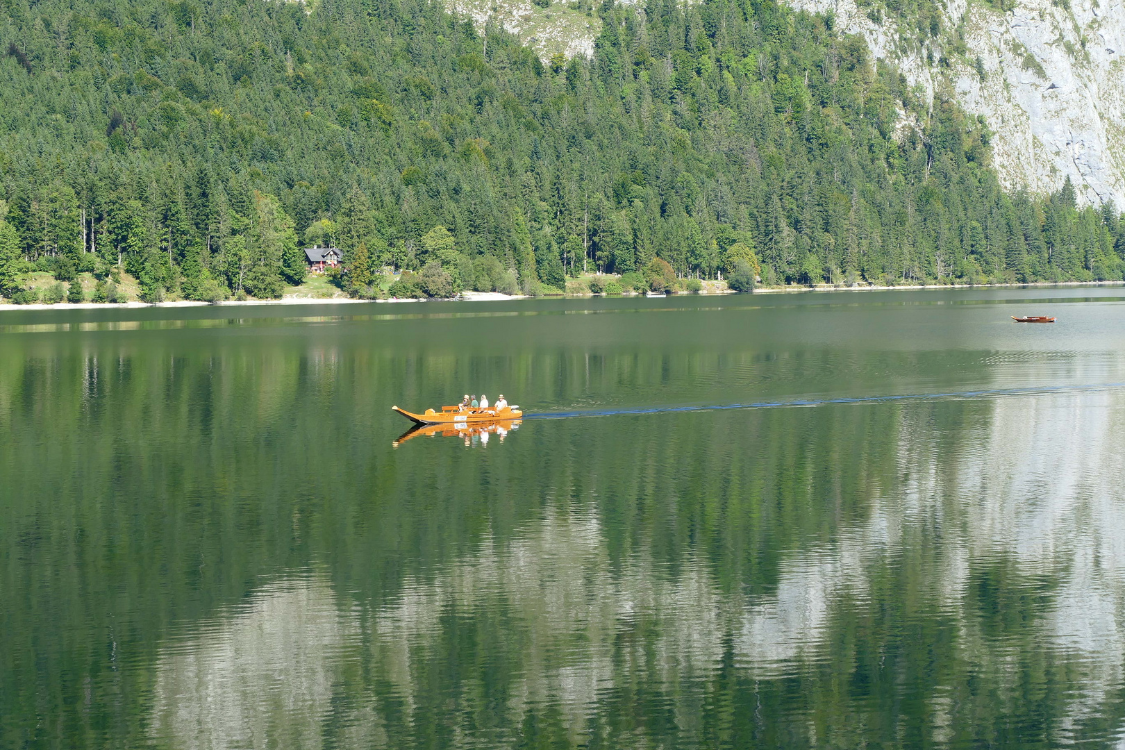 Fels- und Waldspiegelungen