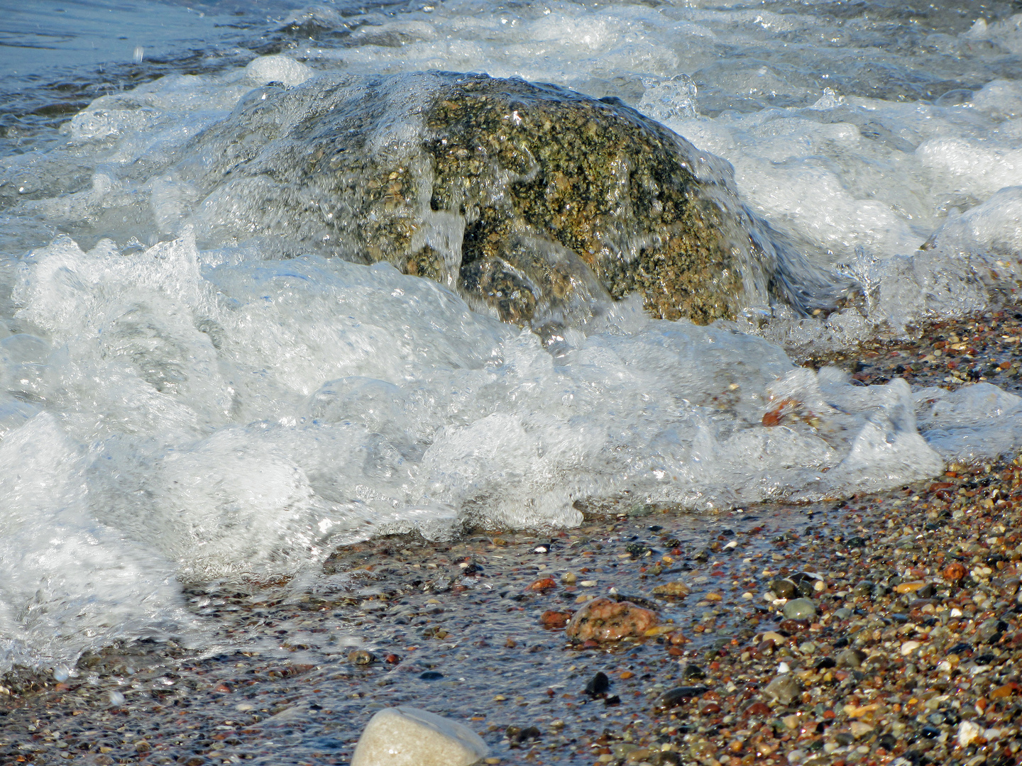 Fels wird vom Meer gefangen