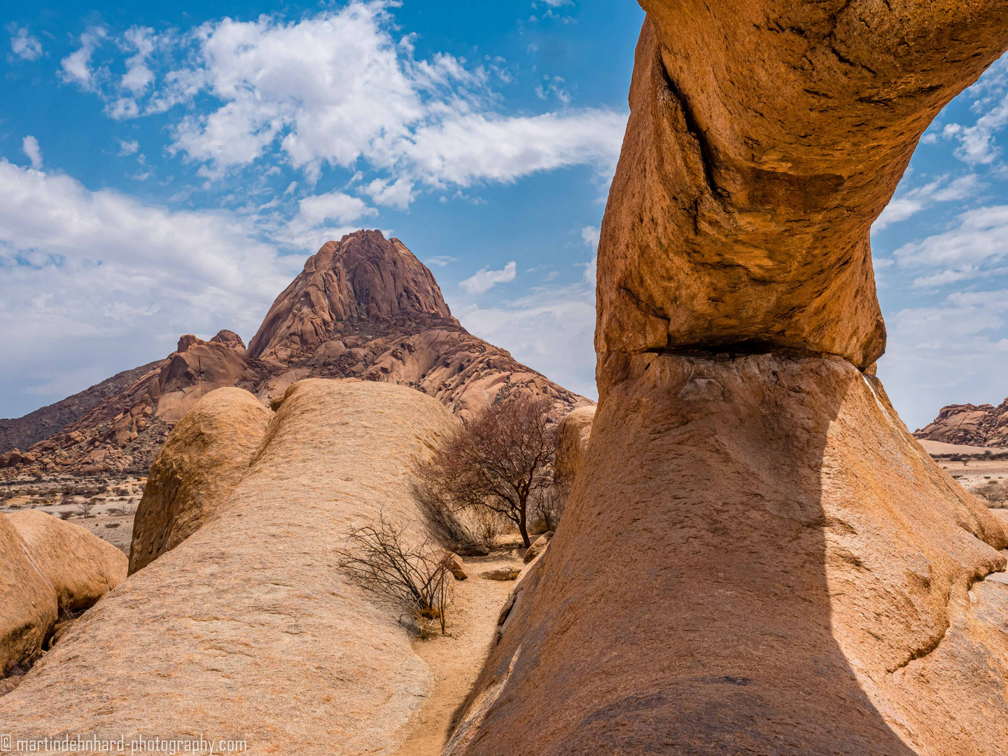 Felsbogen mit Spitzkoppe im Hintergrund