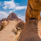 Felsbogen mit Spitzkoppe im Hintergrund