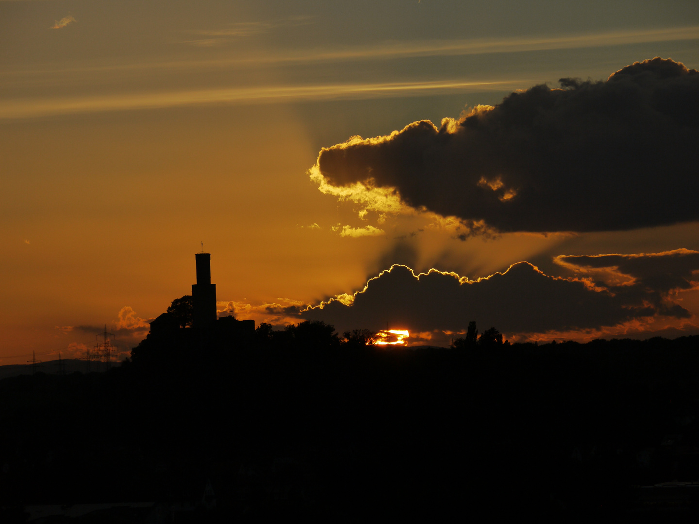 Felsburg mit untergehender Sonne