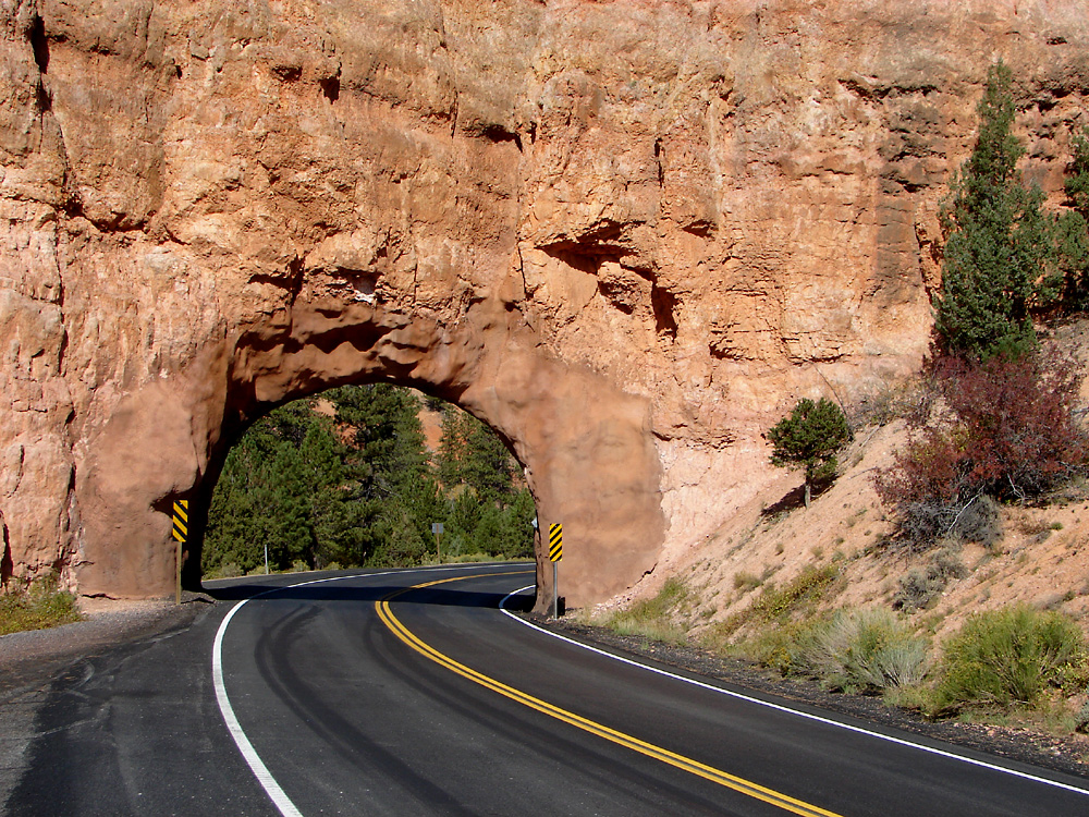 Felsdurchbruch auf dem Weg zum Bryce Canyon