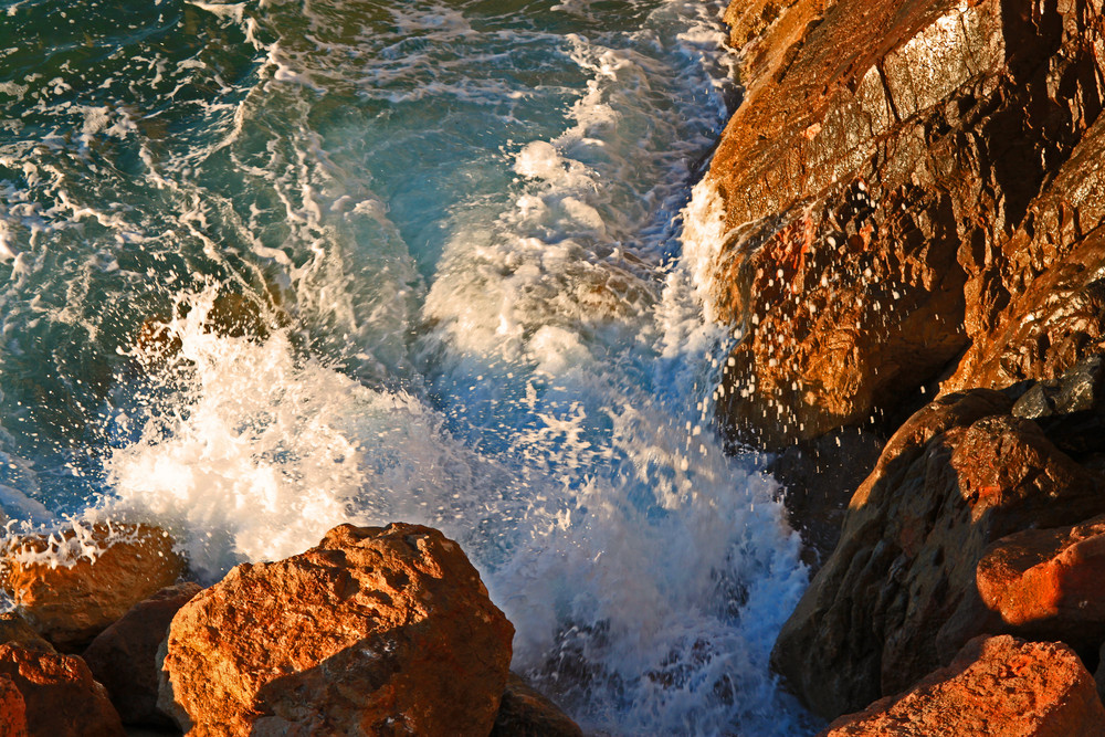 Felsen am Meer am frühen Morgen