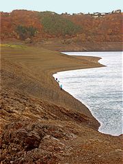 Felsen durch Niedrigwasser