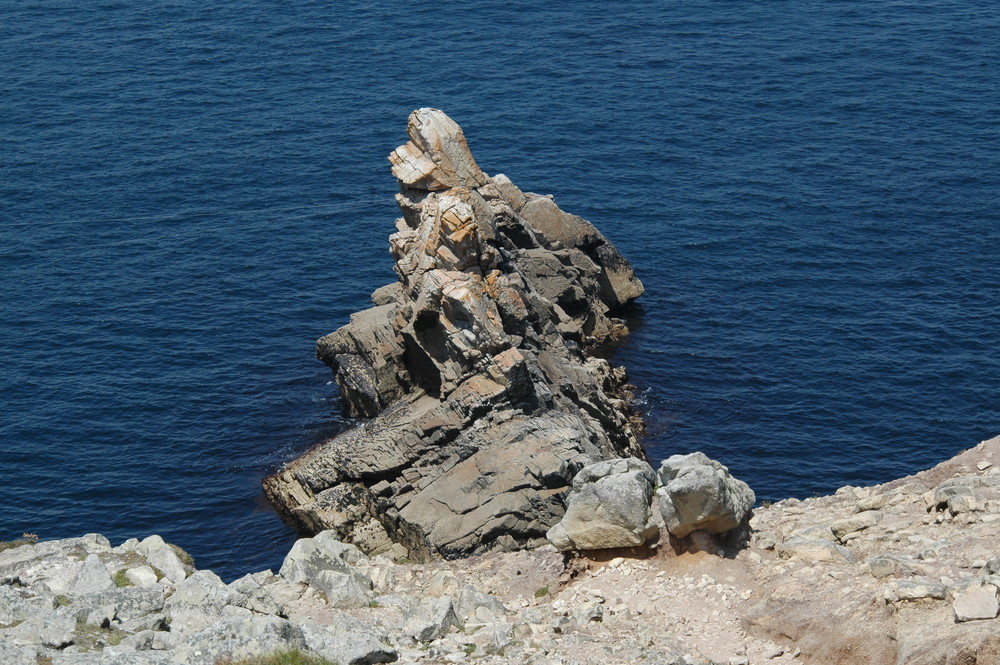 Felsen im blauen Meer