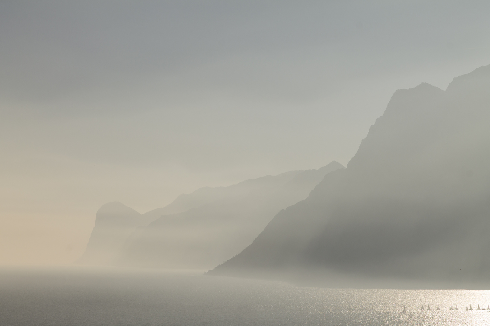 Felsen im Nebel und Licht