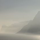 Felsen im Nebel und Licht