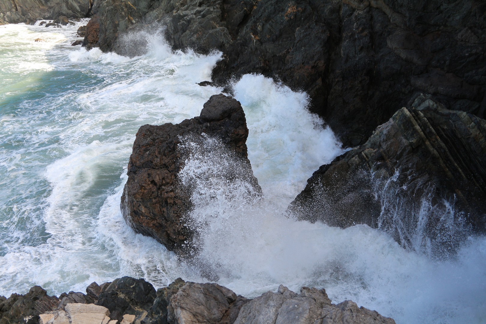 Felsen im tobenden Meer