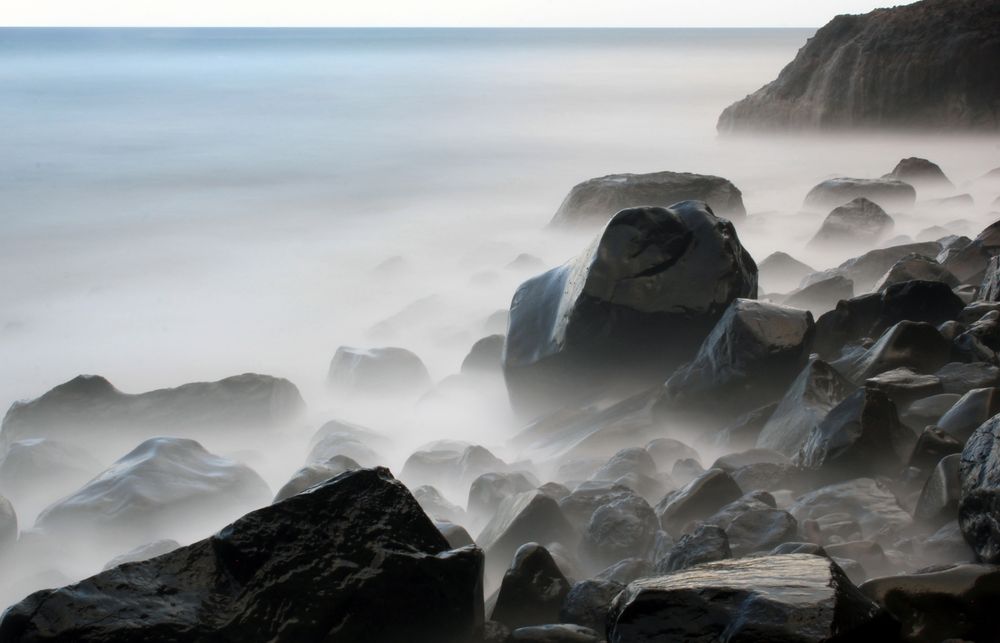 Felsen in der Brandung - drei Minuten belichtet Foto & Bild ...