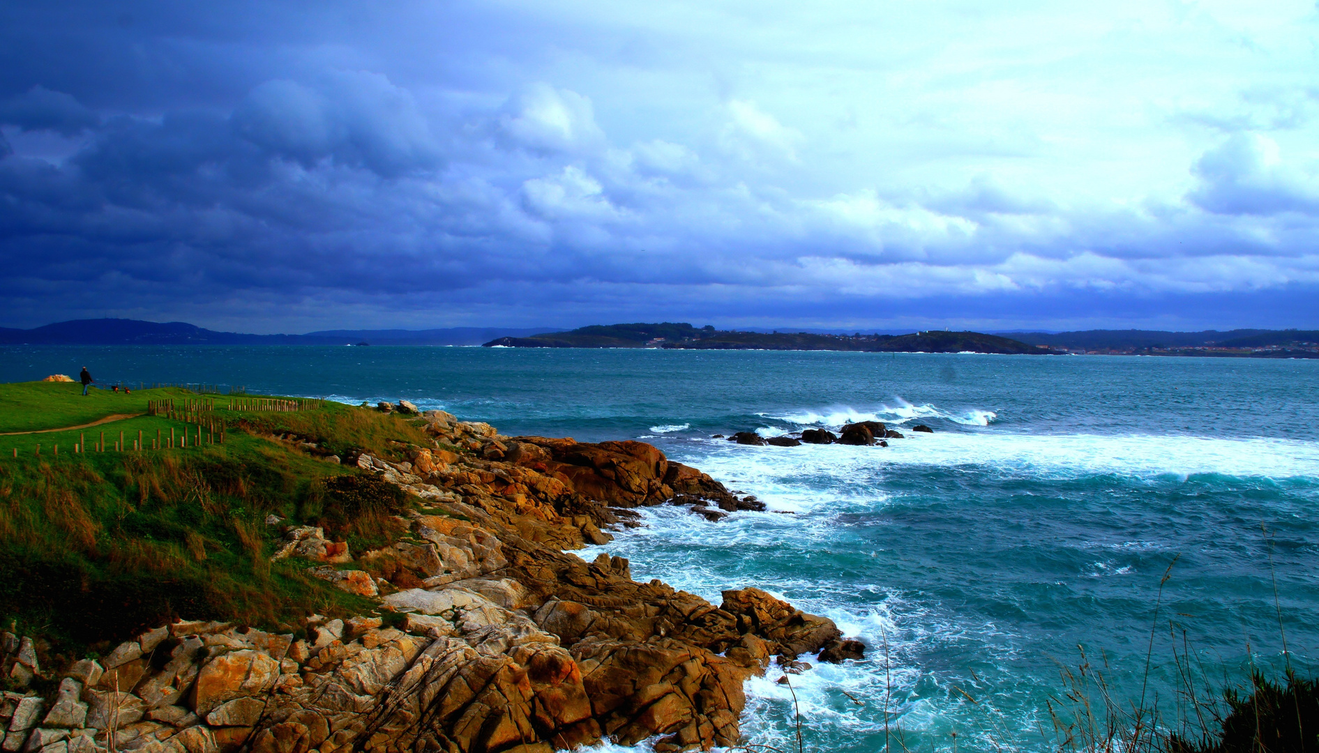 Felsen in der Brandung und Wiesen -La Coruna