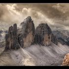 Felsen in der Wolkenbrandung