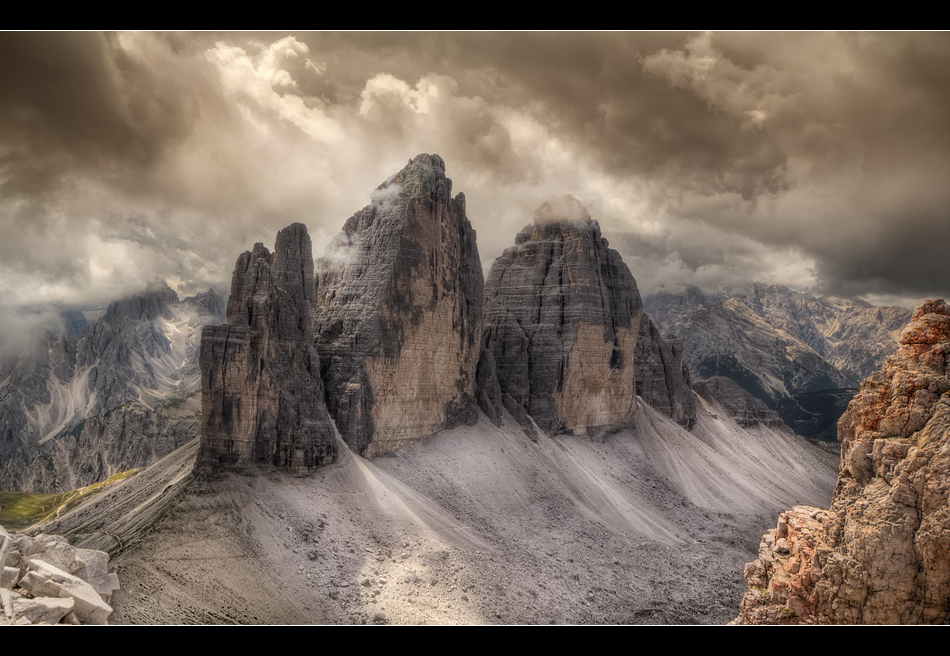 Felsen in der Wolkenbrandung