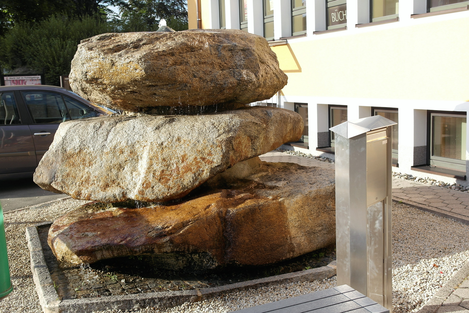 Felsen mit "Bewässerung"vor dem Rathaus Zell im Fichtelgebirge