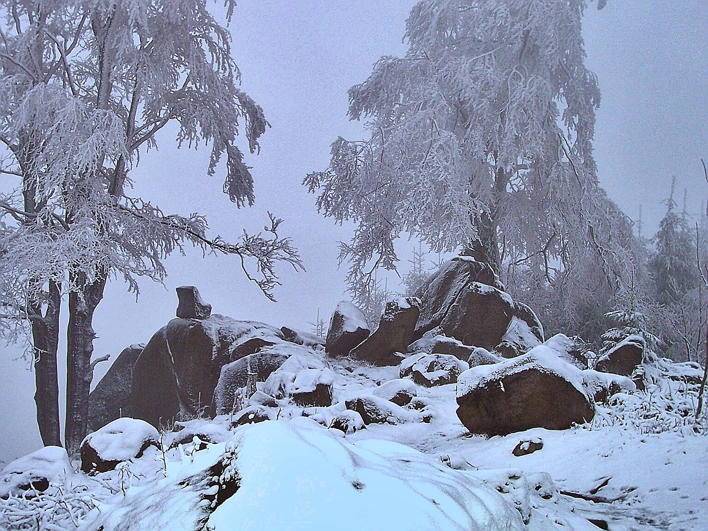 Felsen mit Rastplatz