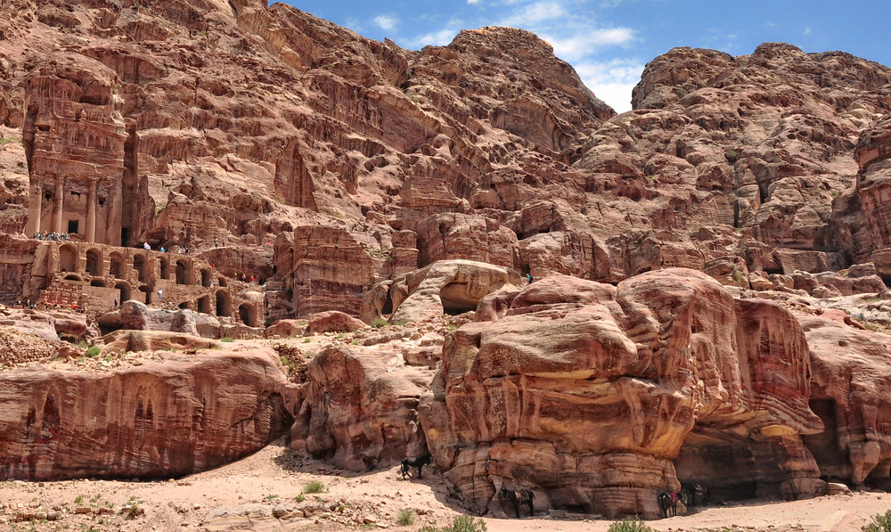 FELSEN NATUR UND FELSEN BEHAUEN-PETRA