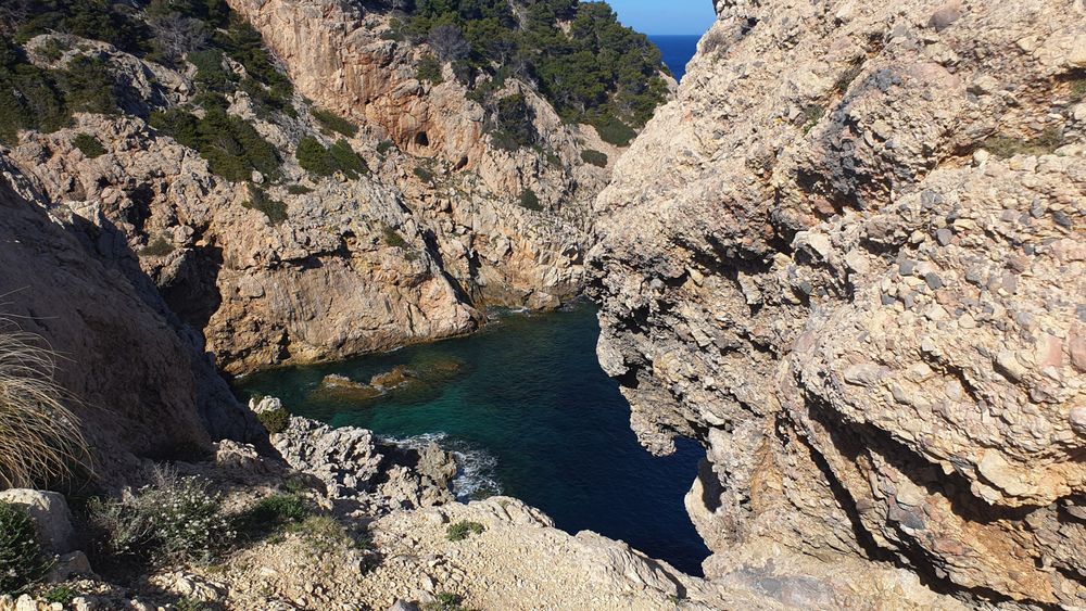 Felsen und blaues Meer