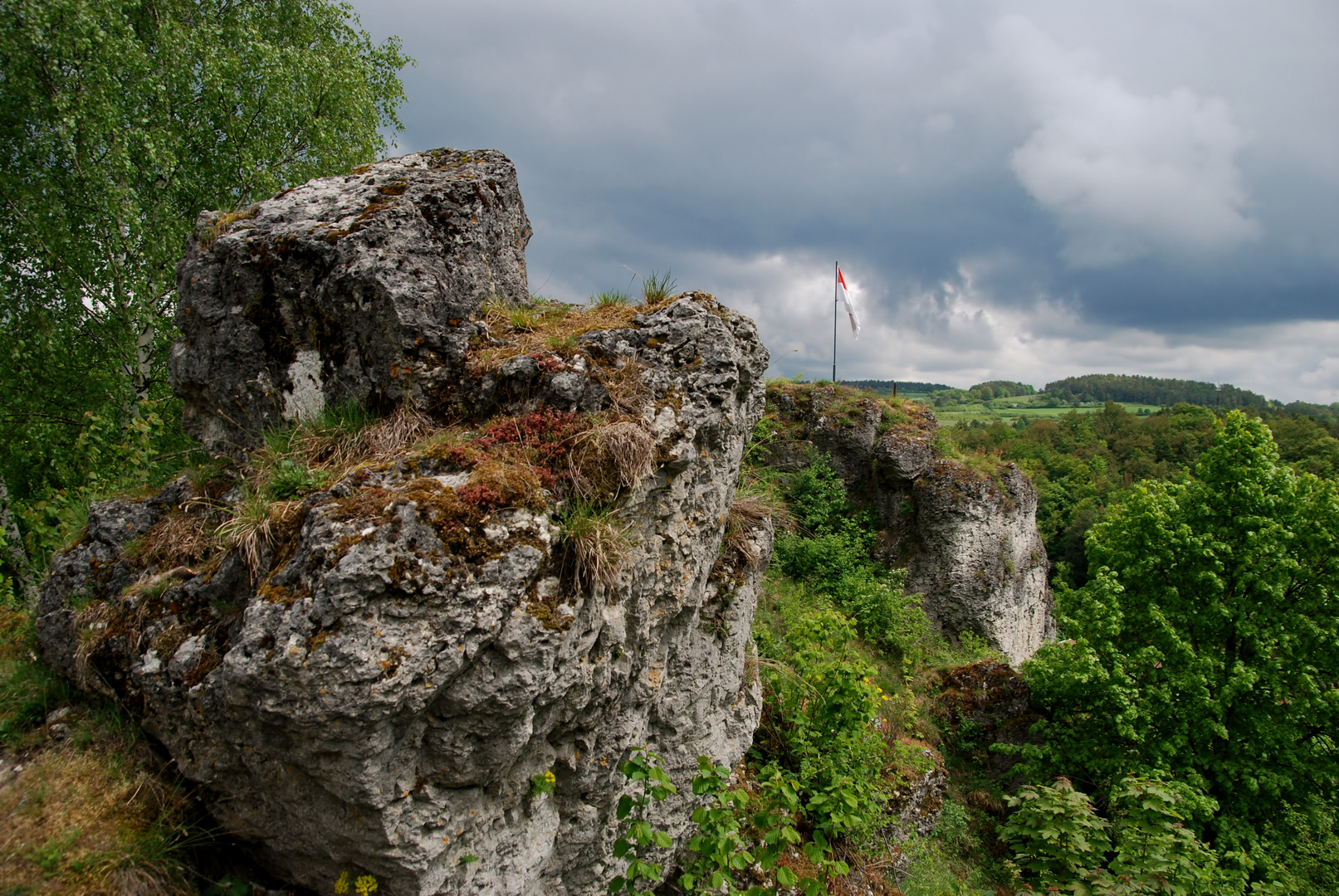 Felsen und Fahne