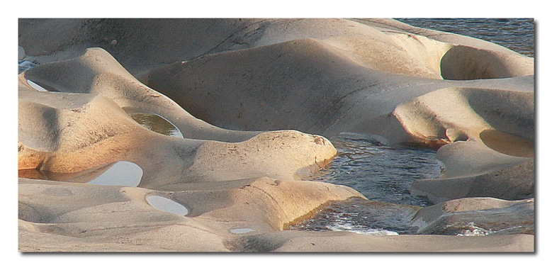 Felsen und Wasser