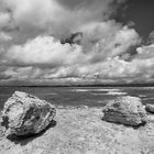 Felsen und Wolken am Meer