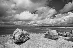 Felsen und Wolken am Meer