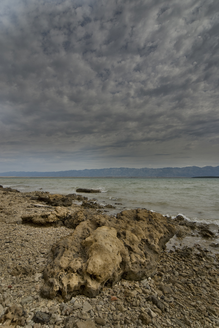 Felsen unter Wolkenhimmel