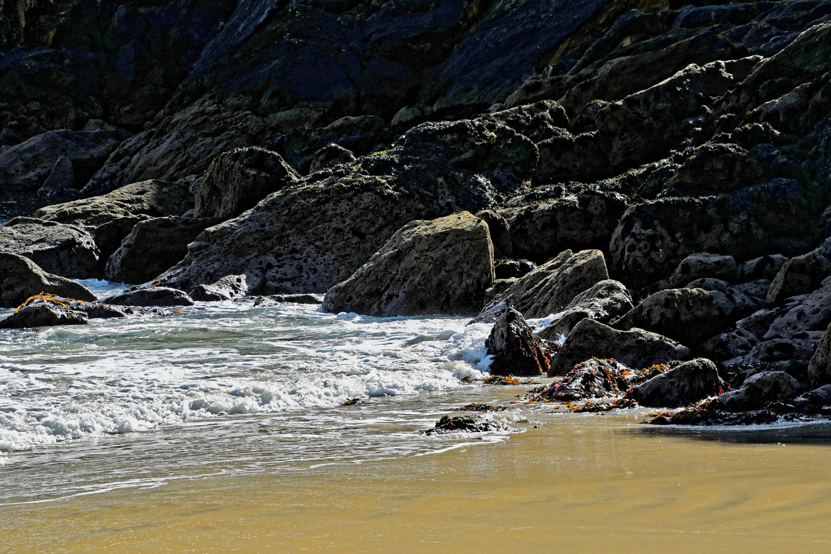 Felsen - Wasser - Sand - (Regen)