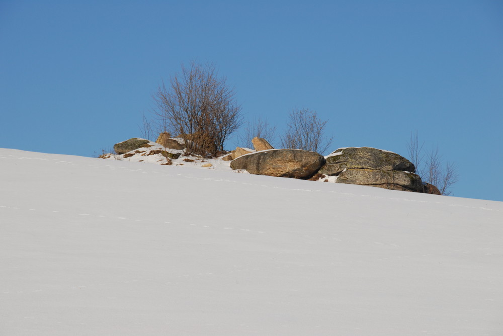 Felsen zwischen Blau und Weiß