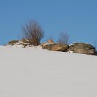 Felsen zwischen Blau und Weiß