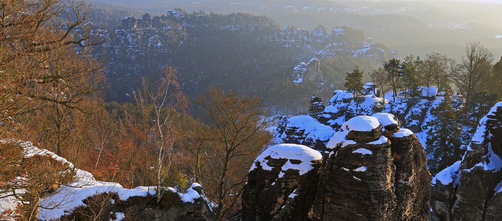 Felsenburg in Teilen und Lokomotive mit "Tender" auf der Bastei...