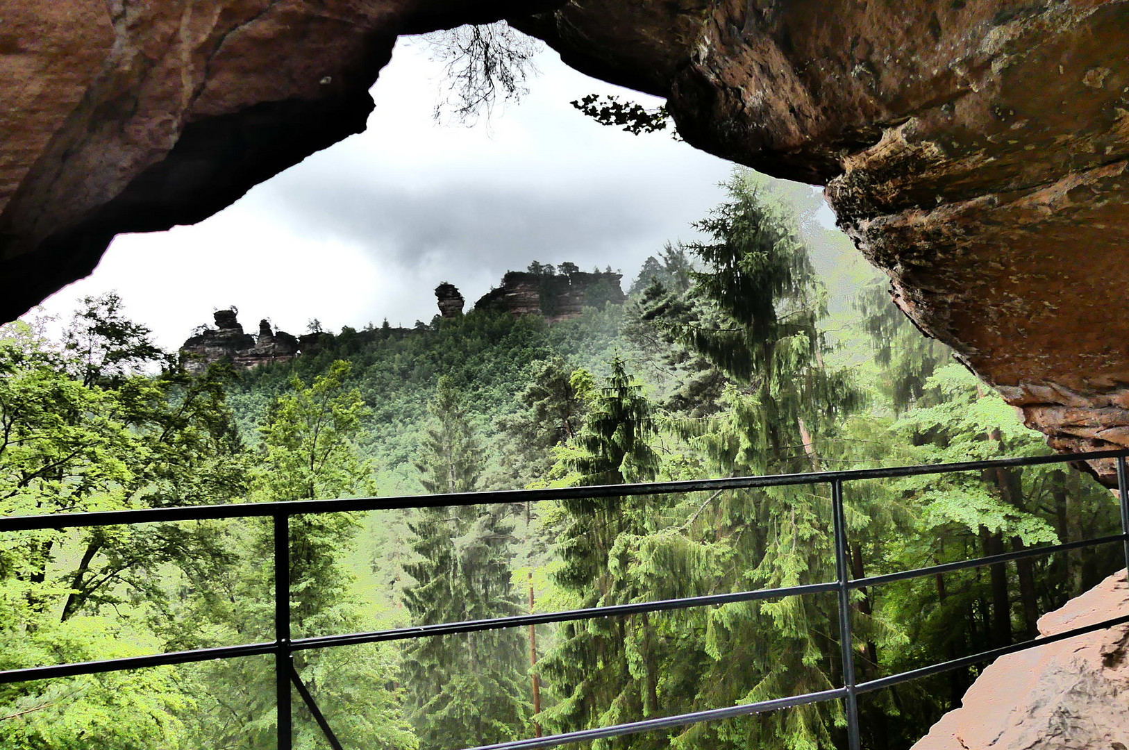 Felsendurchblick auf dem Dahner Felsenweg