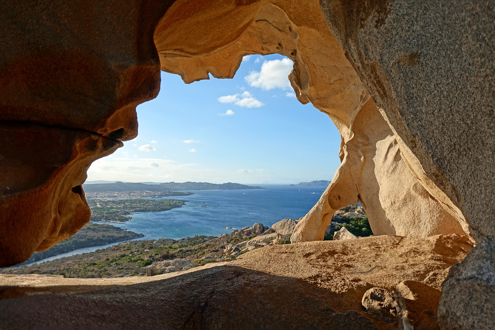 Felsendurchblick zum Meer