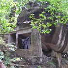 Felsenhütte im Grünen