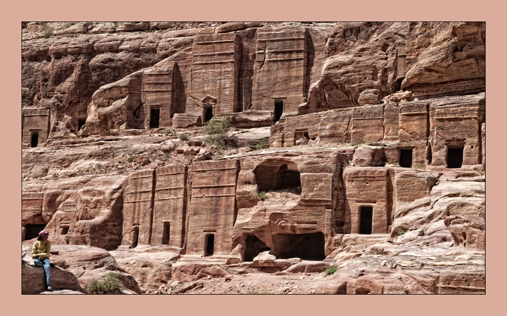 FELSENKAMMER ODER GRÄBER-PETRA