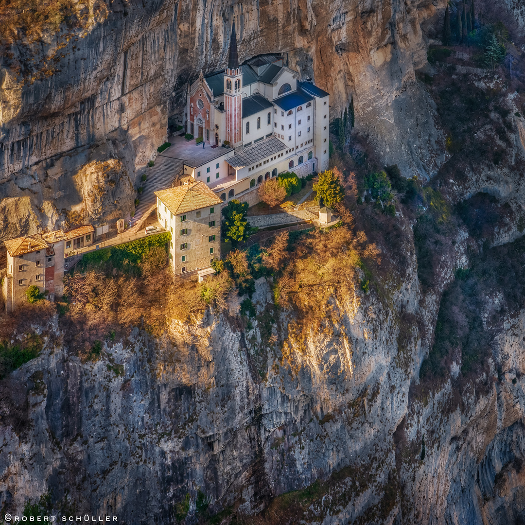 Ringraziamo due giovani amici della madonna della corona, nicola ed erica, per il bel video con le riprese del santuario. Madonna Della Corona Wanderung : Felsenkirche Madonna della Corona photo & image | world ...