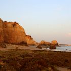 Felsenküste der Algarve bei Sonnenuntergang