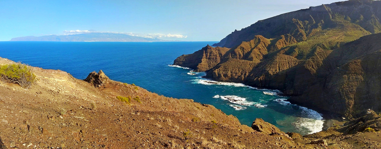 Felsenküste oberhalb der Playa de la Caleta  - La Gomera