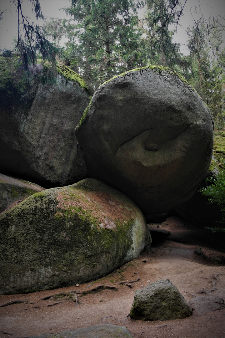 Felsenlabyrinth Luisenburg :"Bauchnabel "im Fels