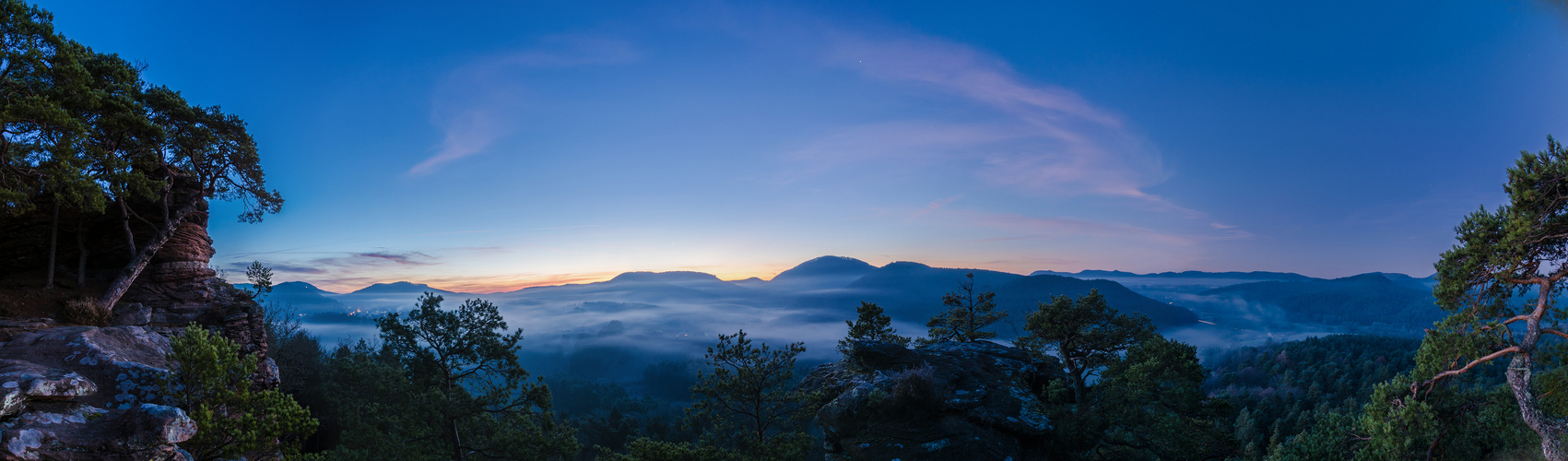 Felsenland im zarten Nebel