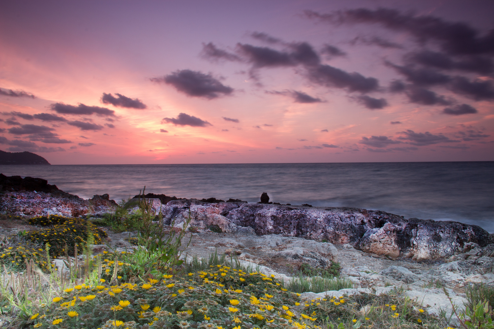 Felsenlandschaft im Sonnenaufgang Cala Bona Mittelmeer