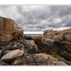 felsen...links neben dem haus in den felsen