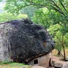 Felsentempel in der alten Haththikuchchi Klosteranlage